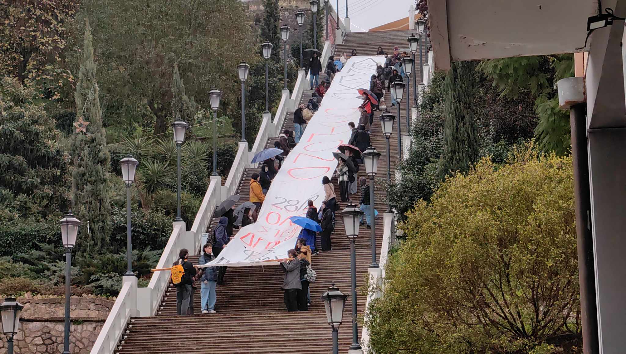 Πάτρα: Με ένα τεράστιο πανό στις σκάλες του Αγίου Νικολάου το κάλεσμα των φοιτητών στο συλλαλητήριο