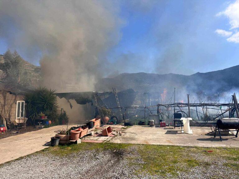 Φωτιά σε θερμοκήπιο και σπίτι στην Πέτρα Λέσβου – Μεγάλη κινητοποίηση της πυροσβεστικής