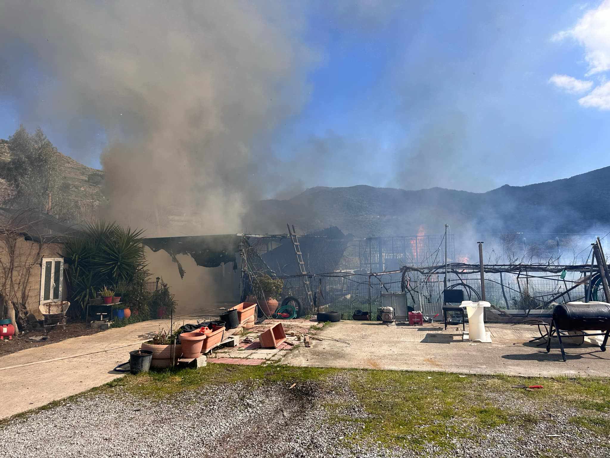 Φωτιά σε θερμοκήπιο και σπίτι στην Πέτρα Λέσβου – Μεγάλη κινητοποίηση της πυροσβεστικής