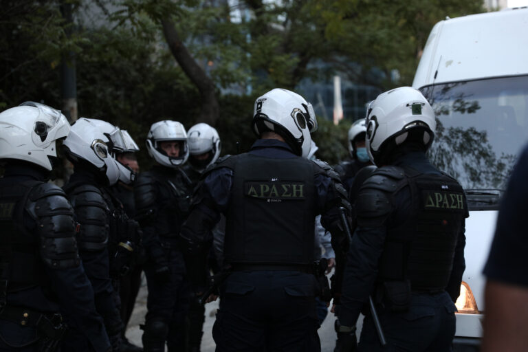 Προσαγωγές νεαρών από τον Λυκαβηττό που επιχείρησαν να αναρτήσουν πανό για τα Τέμπη