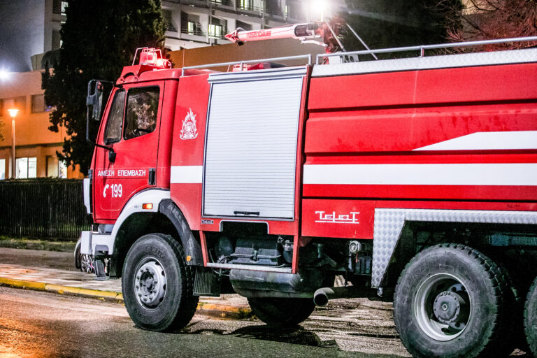 Φωτιά σε υπαίθρια αποθήκη με καυσόξυλα στην Ηλιούπολη