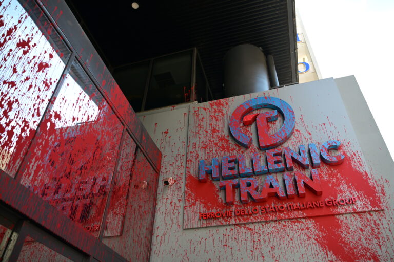 Επίθεση στα γραφεία της Hellenic Train – Ομάδα 15 ατόμων έσπασε τζάμια και πέταξε μπογιές