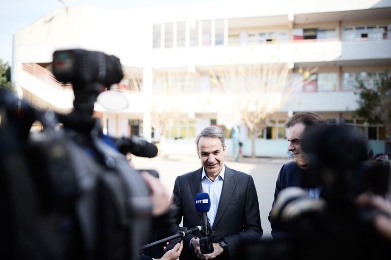 Επίσκεψη του Πρωθυπουργού στο 8ο Δημοτικό Ν. Φιλαδέλφειας – Άμεσα το πρόγραμμα των κτιριακών παρεμβάσεων, τον Σεπτέμβριο έτοιμα τα πρώτα σχολεία