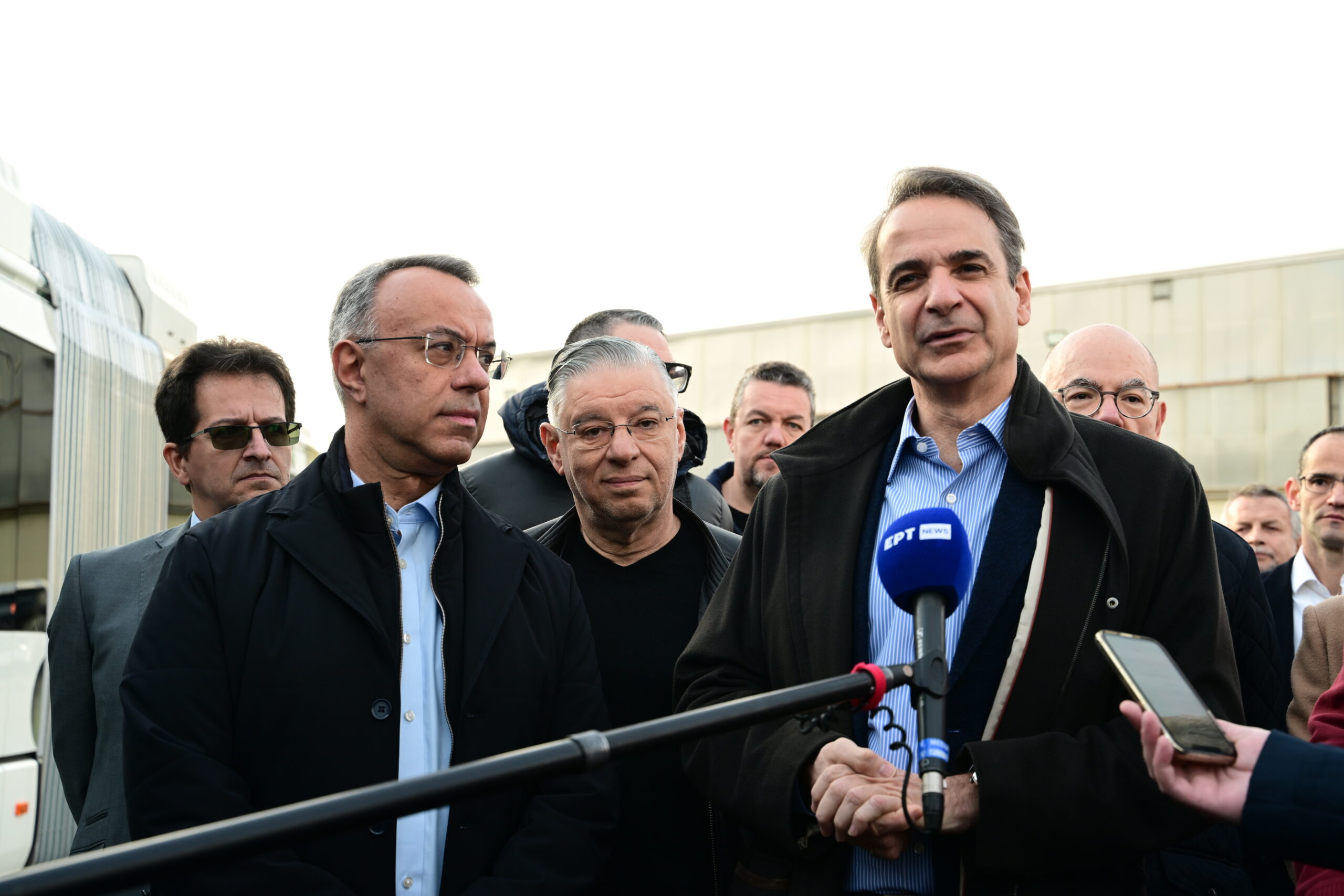 [375757] ΕΠΙΣΚΕΨΗ ΤΟΥ ΠΡΩΘΥΠΟΥΡΓΟΥ ΚΥΡΙΑΚΟΥ ΜΗΤΣΟΤΑΚΗ ΣΤΟ ΑΜΑΞΟΣΤΑΣΙΟ ΤΗΣ ΟΣΥ (ΤΑΤΙΑΝΑ ΜΠΟΛΑΡΗ/EUROKINISSI)