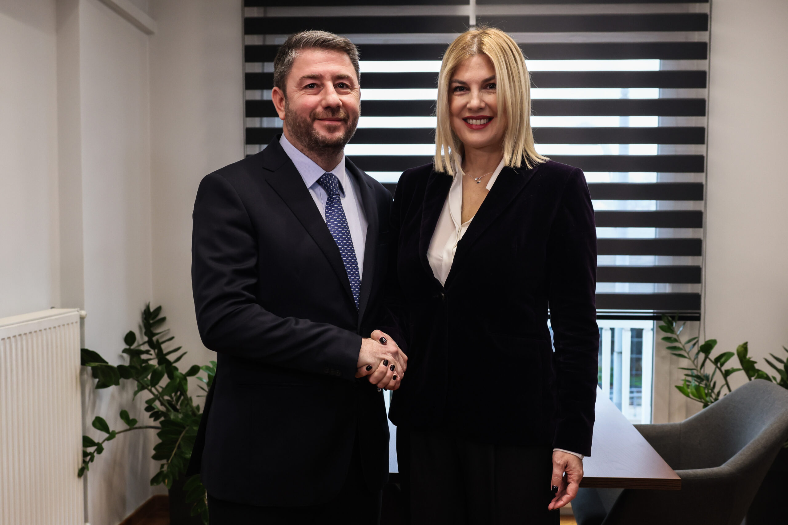 [375833] ΣΥΝΑΝΤΗΣΗ ΤΟΥ ΠΡΟΕΔΡΟΥ ΤΟΥ ΠΑΣΟΚ - ΚΙΝΗΜΑΤΟΣ ΑΛΛΑΓΗΣ ΝΙΚΟΥ ΑΝΔΡΟΥΛΑΚΗ ΜΕ ΤΗΝ ΑΝΕΞΑΡΤΗΤΗ ΒΟΥΛΕΥΤΗ ΡΑΝΙΑ ΘΡΑΣΚΙΑ (ΒΑΣΙΛΗΣ ΒΕΡΒΕΡΙΔΗΣ/ΜΟΤΙΟΝΤΕΑΜ)