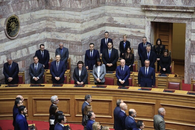 Ενός λεπτού σιγή στη Βουλή: «Βαθιά υπόκλιση στις 57 ψυχές – Δικαίωση ο κόσμος να χαλάσει» – Το μήνυμα του Ν. Κακλαμάνη