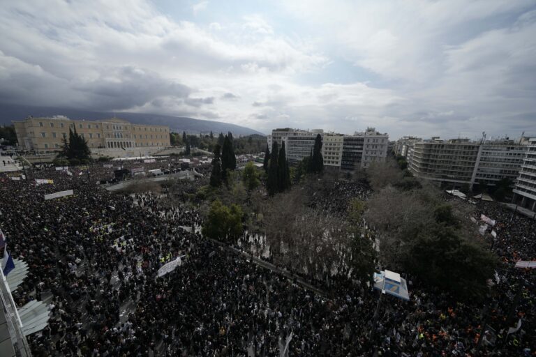 Με εκτενή ρεπορτάζ πρακτορεία ειδήσεων και μεγάλα ΜΜΕ καλύπτουν τις μαζικές διαδηλώσεις για τα δύο χρόνια από το δυστύχημα των Τεμπών