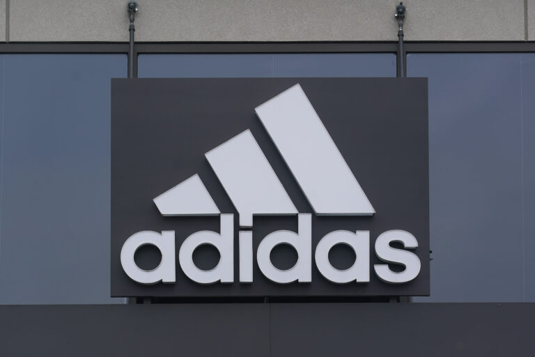 Πρόστιμο των τουρκικών αρχών στην Adidas για δερμάτινα παπούτσια της, μέρος των οποίων ήταν από δέρμα χοίρου