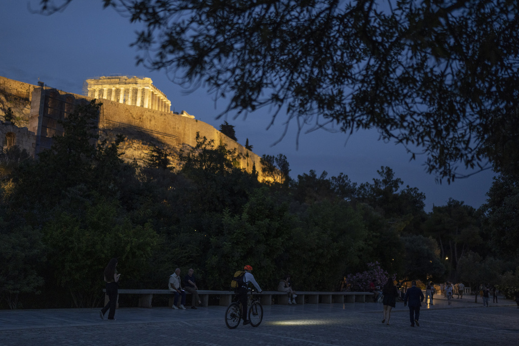 Handelsblatt: Η Αθήνα ξεπερνά τους δημοσιονομικούς στόχους και γίνεται μαθητής-πρότυπο της ΕΕ