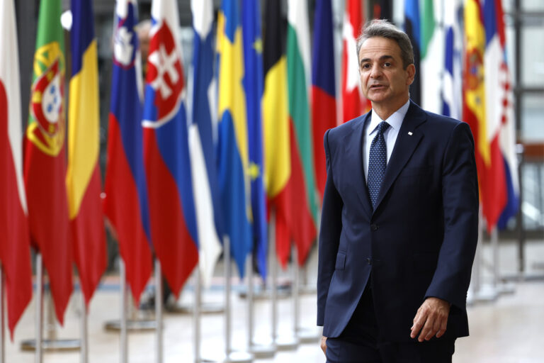 Στις Βρυξέλλες ο Πρωθυπουργός – Προτείνει χρηματοδοτικό εργαλείο ύψους 100 δισ. ευρώ και ευελιξία στις δημοσιονομικές αγορές