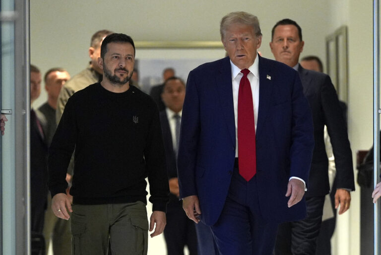 Τραμπ: «Ζελένσκι και Πούτιν πρέπει να συνεργαστούν» – Βαρύ κλίμα στον Λευκό Οίκο για τον Ουκρανό πρόεδρο