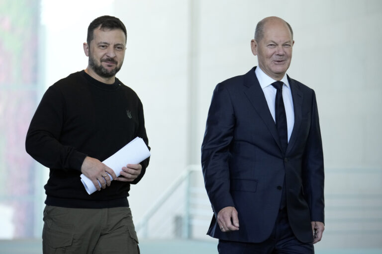 Τηλεφωνική επικοινωνία του Όλαφ Σολτς με τον Ζελένσκι – «Η Ουκρανία πρέπει να βρίσκεται στο τραπέζι των συνομιλιών»