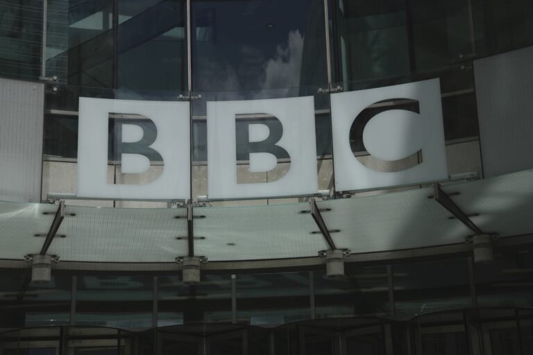 Το BBC ανακοινώνει ότι αντιμετωπίζει «μια πρωτοφανή πρόκληση» στη χρηματοδότηση του περιεχομένου του