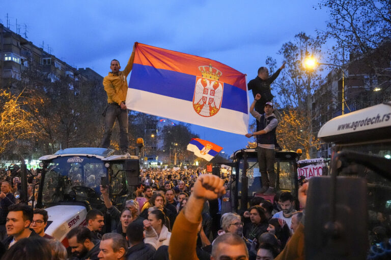 Σερβία: Η «έγχρωμη επανάσταση απέτυχε» διεμήνυσε σε συγκέντρωση υποστηρικτών του ο Αλ. Βούτσιτς – Οι φοιτητές συνεχίζουν τις κινητοποιήσεις