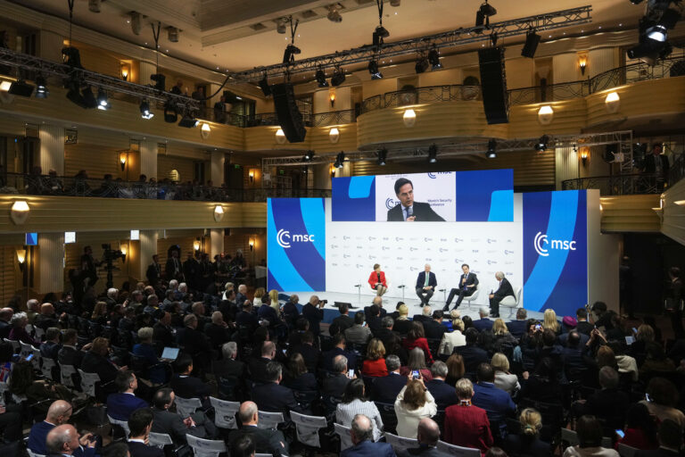 Βαθαίνει το ρήγμα με ΗΠΑ: Ο Μακρόν συγκαλεί έκτακτη Σύνοδο Ευρωπαίων ηγετών για Ουκρανία στις 17/2 – Την Κυριακή οι ΥΠΕΞ