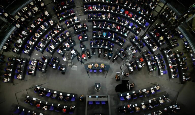 Γερμανικές εκλογές: Φαβορί ο Φρ. Μερτς σύμφωνα  με τις δημοσκοπήσεις – Η μάχη για τους αναποφάσιστους και ο γρίφος της νέας κυβέρνησης