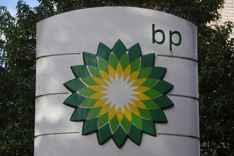 Reuters-BP: Εγκαταλείπει το στόχο της για τις ανανεώσιμες πηγές ενέργειας – Επανέρχεται στα ορυκτά καύσιμα