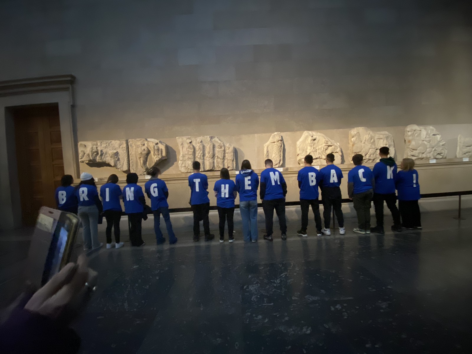 “Bring Them Back!” – Η συμβολική κίνηση μαθητών του 4ου Γυμνασίου Χαλανδρίου στο Βρετανικό Μουσείο για την επιστροφή των Γλυπτών του Παρθενώνα
