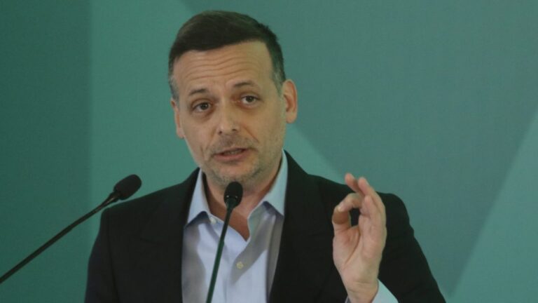 Συνεργάτες Χ. Δούκα για παραπομπή Κ. Μπατζελή στην επιτροπή Δεοντολογίας του ΠΑΣΟΚ: Δεν γίνεται να εφαρμόζονται δύο μέτρα και δύο σταθμά