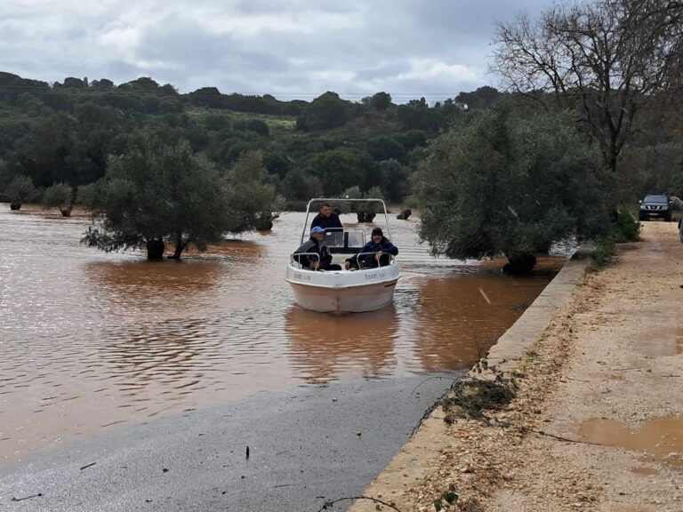 Κεφαλονιά: Παραμένουν πλημμυρισμένα τα Περατάτα – Με βάρκα πάνε στα χωράφια τους οι αγρότες
