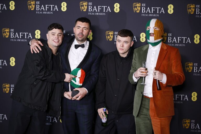 Ο Ριτς Πέπιατ αφιέρωσε το βραβείο BAFTA για την ταινία “Kneecap” σε όσους αγωνίζονται «για να γίνει σεβαστή η πατρίδα τους»
