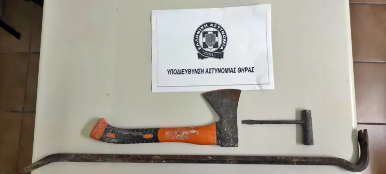 Σαντορίνη: Συνελήφθη 59χρονος που προσπάθησε να παραβιάσει λεωφορείο – Περισσότεροι από 50 αστυνομικοί στο νησί