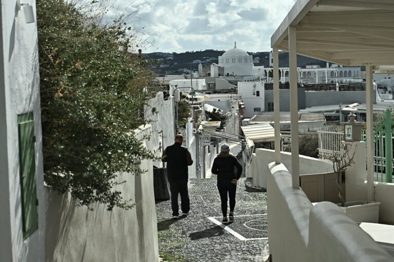 Κ. Παπαζάχος: Άγνωστοι βανδάλισαν σεισμολογικό σταθμό στη Σαντορίνη και έκλεψαν απαραίτητο εξοπλισμό