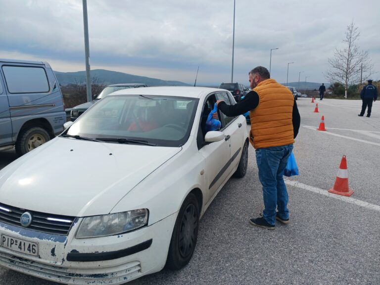 Έκλεισαν συμβολικά το δρόμο Λάρισας – Αγιάς οι αγρότες — Μοίρασαν μήλα στους διερχόμενους οδηγούς