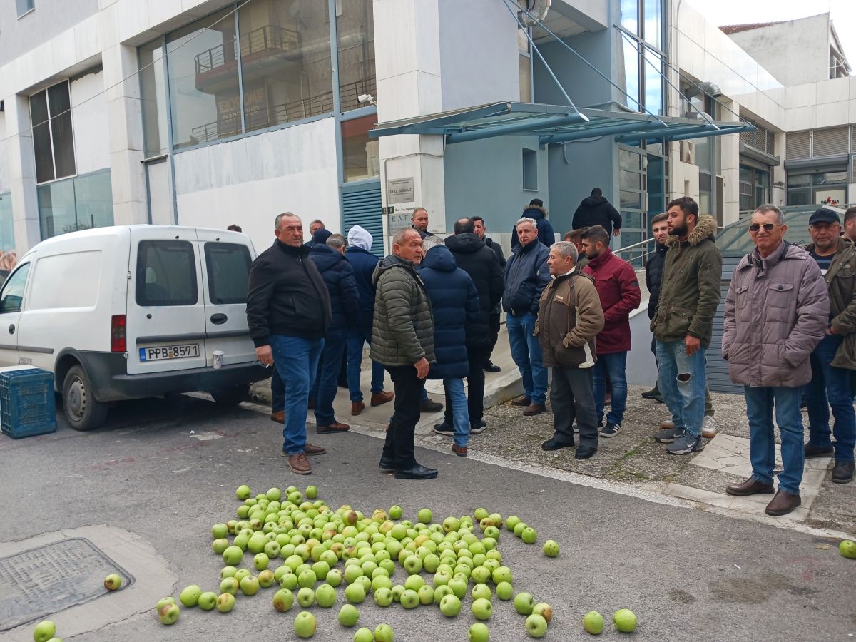Λάρισα: Νέος αποκλεισμός από τους αγρότες στο μπλόκο της Γυρτώνης