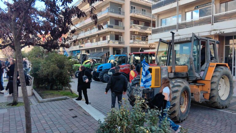 Αγρίνιο: Στο κέντρο της πόλης με τα τρακτέρ οι αγρότες