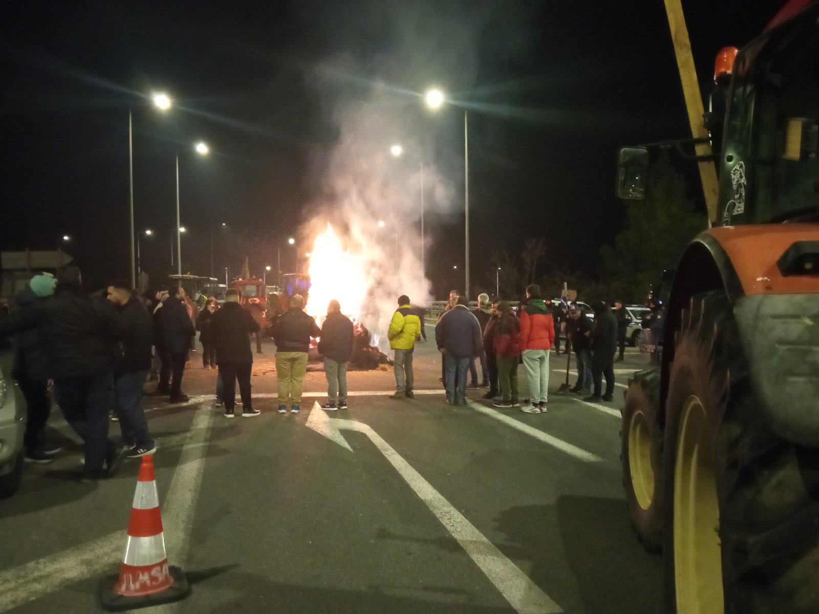 Θεσσαλία: Αποκλεισμοί δρόμων από αγρότες εν όψει της συνάντησης με το υπουργικό κλιμάκιο στην Αθήνα