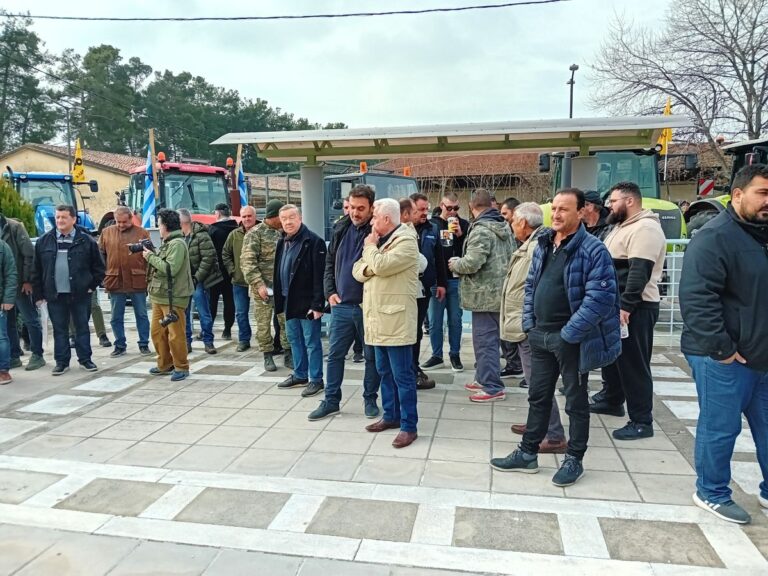 Λάρισα: Αγρότες και τρακτέρ στην έδρα της Περιφέρειας Θεσσαλίας