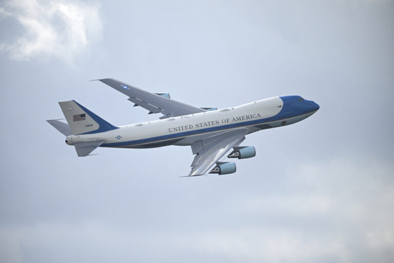 HΠΑ: Ο Τραμπ εξετάζει «εναλλακτικές» αντί της Boeing για το επόμενο Air Force One – «Καθυστερεί υπερβολικά»