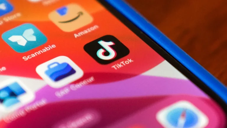 Apple και Google επαναφέρουν το TikTok στα καταστήματα εφαρμογών τους στις ΗΠΑ