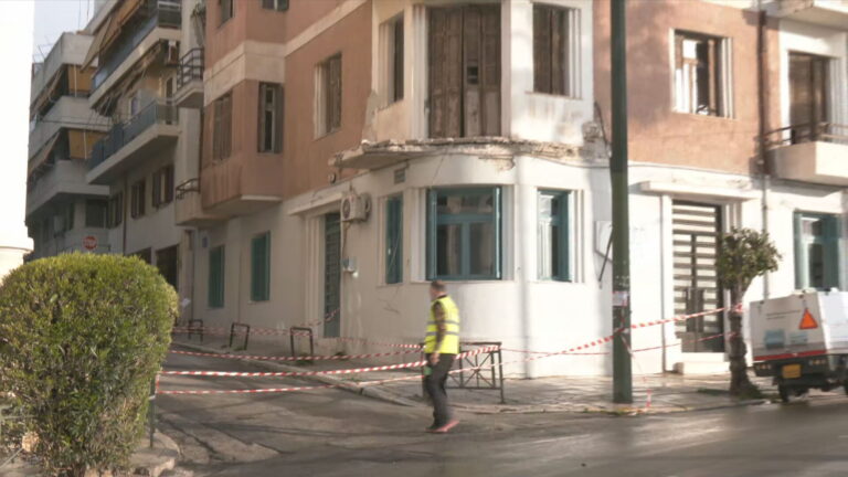 Κατέρρευσε μπαλκόνι από εγκαταλελειμμένο κτίριο στον Πειραιά – Δεν αναφέρθηκαν τραυματισμοί
