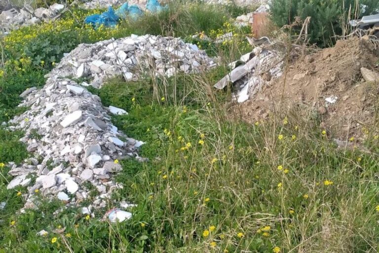 Γέμισαν οικόπεδο με μπάζα  που κατέληξαν σε χείμαρρο – Καταδικάστηκαν σε φυλάκιση