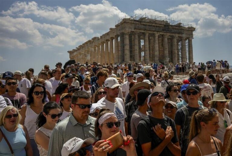 Υπερτουρισμός: Την ανάγκη να ληφθούν μέτρα για να μην πλήξει την Αθήνα καταδεικνύει μελέτη της Περιφέρειας Αττικής