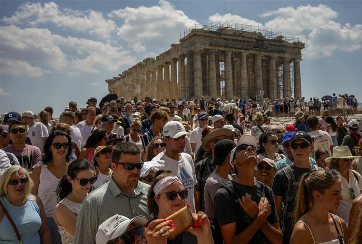 Υπερτουρισμός: Την ανάγκη να ληφθούν μέτρα για να μην πλήξει την Αθήνα καταδεικνύει μελέτη της Περιφέρειας Αττικής