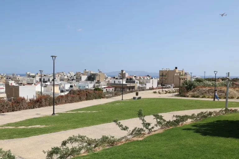 Μήνυση κατά αγνώστων για τους βανδαλισμούς στο πρόσφατα αναπλασμένο ισόπεδο τμήμα των Ενετικών Τειχών από το Δήμο Ηρακλείου