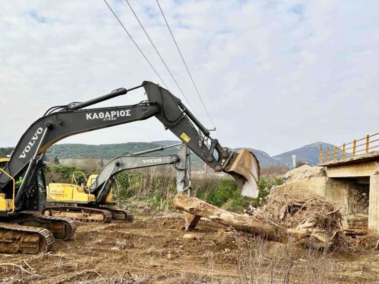 Αυτοψία της Αντιπεριφερειάρχη Λάρισας στα έργα αποκατάστασης ρεμάτων στα Φάρσαλα