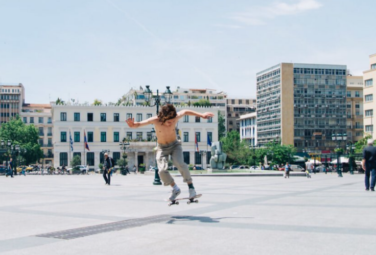 Η πλατεία Κοτζιά μεταμορφώθηκε σε ένα απέραντο skatepark – Δείτε στιγμιότυπα από τον κορυφαίο διαγωνισμό σκέιτμπορντ της Ευρώπης