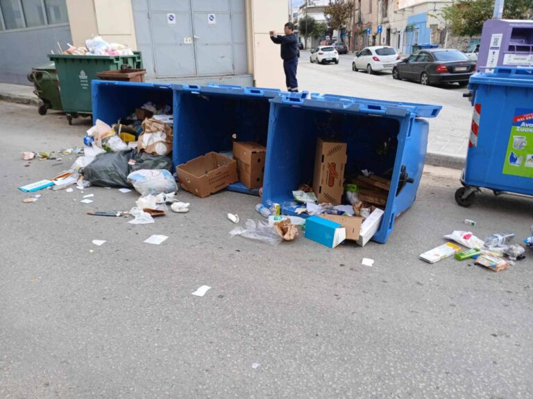 Χανιά: Άγνωστοι αναποδογύρισαν πάνω από 20 κάδους απορριμμάτων στο κέντρο της πόλης (φωτό)