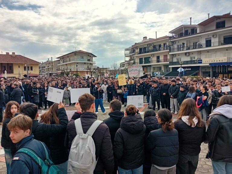 Καλαμπάκα: Πρωταγωνιστές τα νέα παιδιά στην εκδήλωση για τα τρία αδικοχαμένα κορίτσια της οικογένειας Πλακιά