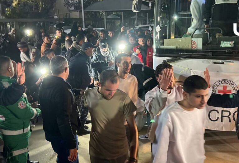 Στη Γάζα οι Παλαιστίνιοι κρατούμενοι που απελευθέρωσε το Ισραήλ – Παραδόθηκαν από την Χαμάς στο Τελ Αβίβ τέσσερις σοροί ομήρων