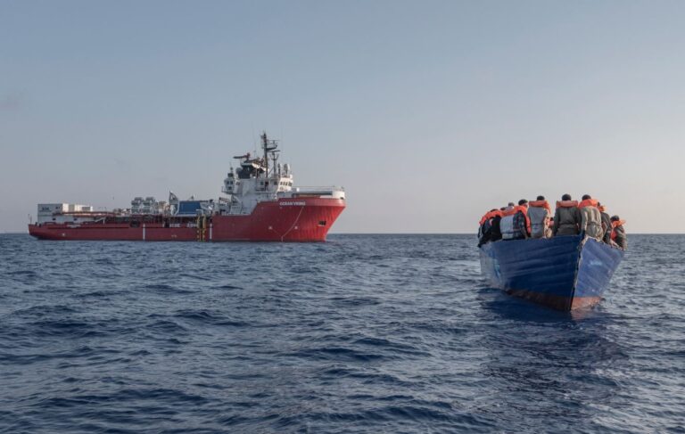 Στη διάσωση 112 μεταναστών προχώρησε το πλοίο-ασθενοφόρο Ocean Viking ανοικτά της Λιβύης