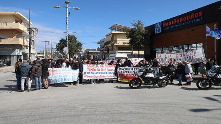 Ηράκλειο: Διαμαρτυρία μαθητών, εκπαιδευτικών και γονέων για τα Ωνάσεια Σχολεία
