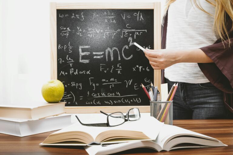 Εκπτώσεις σε ακτοπλοϊκά και αεροπορικά εισιτήρια για αναπληρωτές εκπαιδευτικούς