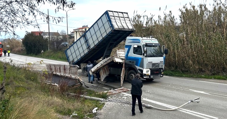 Αγρίνιο: Φορτηγό παρέσυρε πεζογέφυρα