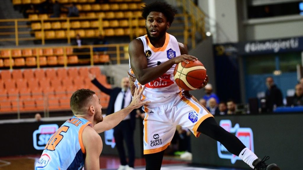 Final-8: Ο Προμηθέας λύγισε 86-77 τη μαχητική Μεγαρίδα με «διαστημικό» Γουόκερ και καθοριστικό Βαρνάντο