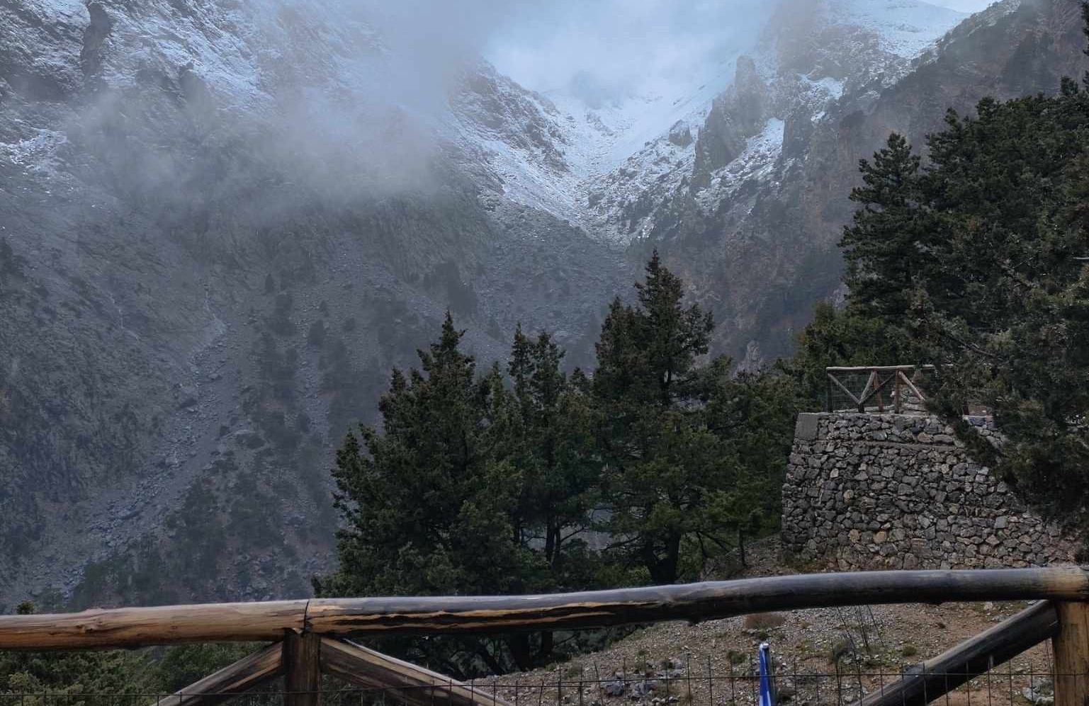 Εξακολουθεί να αγνοείται ο 20χρονος στο φαράγγι της Σαμαριάς – Υπό κακές καιρικές συνθήκες οι έρευνες (βίντεο)